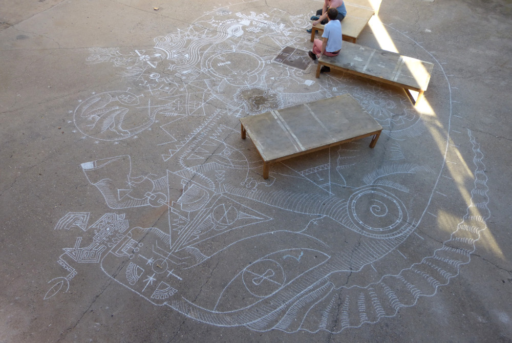 Mapa de caminos. Tiza sobre cemento